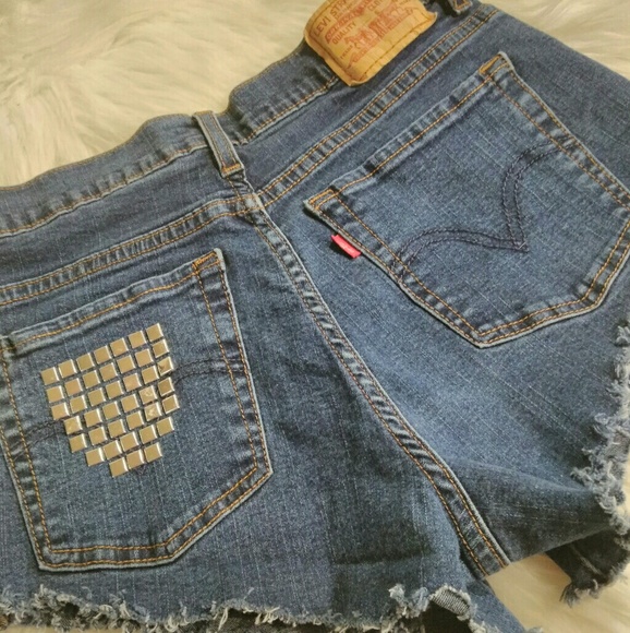 LEVI'S | Highwaisted Cheeky Denim Shorts! - Picture 2 of 7